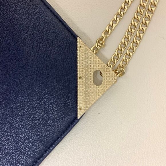 Street Level Gold Chain Cross-body Clutch - Picture 5 of 6